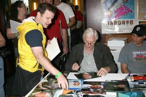 Leslie nielson às a hollywood colecionador mostrar às a burbank marriott convenção Centro dentro burbank ca em outubro 4 20082008 foto