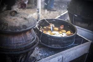 sérvio tradicional ensopado cozinhou dentro grande panelas foto