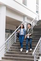 foto do jovem ásia casal ao ar livre