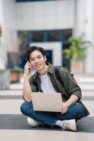 jovem ásia aluna às escola foto