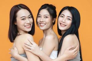 beleza foto do três jovem ásia mulheres