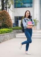 jovem ásia aluna às escola foto