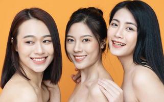 beleza foto do três jovem ásia mulheres