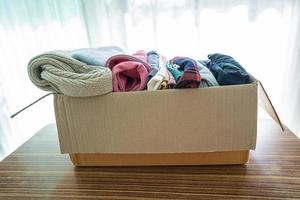 caixa de doação com roupas usadas em casa para ajudar as pessoas pobres do mundo. foto