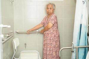 ásia Senior ou idosos velho senhora mulher paciente usar banheiro banheiro lidar com segurança dentro enfermagem hospital, saudável Forte médico conceito. foto