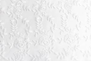 branco renda com pequeno flores em a branco fundo. foto