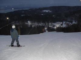 new hampshire, eua 2015 - snowboarder no crepúsculo foto