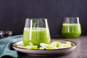fresco verde pepino e salsão batido dentro vidro para vegetariano dieta foto