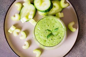 fresco verde pepino e salsão batido dentro vidro para vegetariano dieta topo Visão fechar-se foto