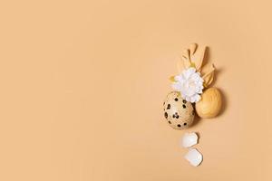 monocromático plano deitar Páscoa ovos minimalista composição decoração com galhos e flor. Páscoa ainda vida dourado bege foto
