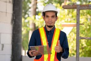 engenheiro arquitetônico inspeciona o controle de qualidade na construção do local foto