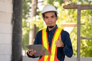 engenheiro arquitetônico inspeciona o controle de qualidade na construção do local foto