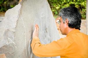 persépolis, Eu corri -7º junho, 2022 - arqueólogo trabalhos em pedra esculturas dentro persépolis, irã. preservação antigo persa cidade dentro Eu corri foto