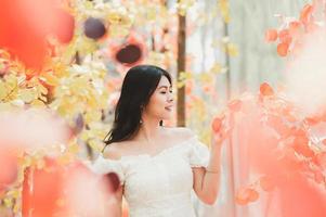 mulher asiática em um vestido branco no outono foto