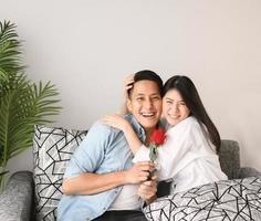 casal asiático feliz se abraçando e se divertindo juntos foto