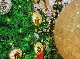 bola de natal pendurada em galhos de pinheiro com um fundo festivo foto