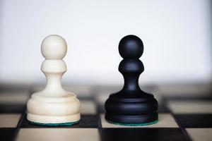 peças de xadrez - dois adversários igualmente poderosos enfrentando-se