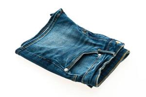calças jeans em fundo branco foto