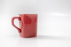 xícara de café da manhã vermelha em fundo branco foto