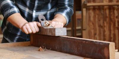 close-up de um carpinteiro processando madeira