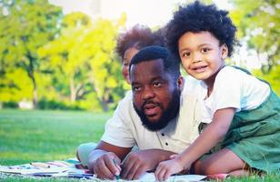 família feliz em um cobertor em um parque foto