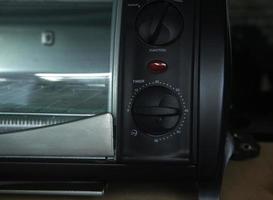 Preto forno microondas cronômetro botão fechar acima isolado em retângulo modelo fundo. foto