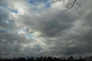 dramático céu com grande nuvens em uma tormentoso dia foto