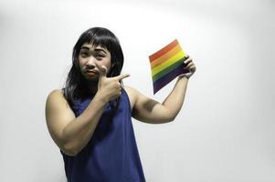 conceito de mês do orgulho lgbt, macho bonito asiático se maquia e usa pano de mulher, dia da liberdade gay, retrato de não binário em fundo branco foto