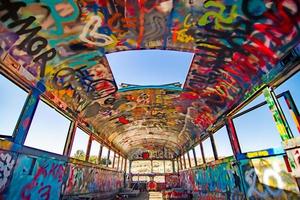 colorida grafite em escola ônibus dentro Palouse Washington foto
