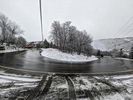 ampla neve arado caminhão compensação estradas dentro a montanhas foto