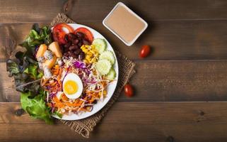 fresco misturar salada em branco madeira fundo foto