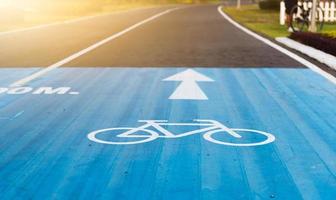 bicicleta estrada placa e seta em bicicleta pistas foto