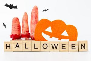 adereços de festa de halloween com blocos de madeira com o texto halloween em um fundo branco foto