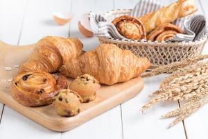 caseiro croissant em branco madeira fundo foto