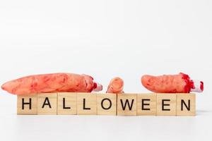 adereços de festa de halloween com blocos de madeira com o texto halloween em um fundo branco foto