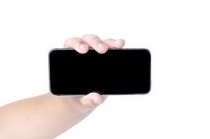 criança mão segurando Móvel inteligente telefone com em branco tela. foto