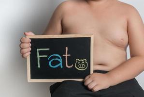 obeso gordo Garoto segurando quadro-negro foto