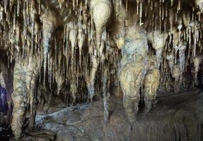 caverna estalactites e estalagmites foto