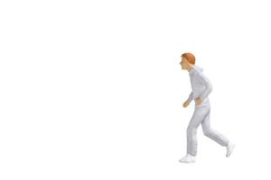 pessoa em miniatura correndo isolada em um fundo branco foto