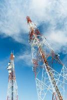 comunicação antena torre com azul céu foto