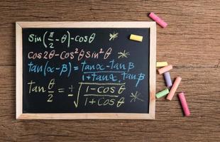 matemático equações em madeira fundo foto