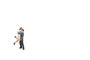 casal em miniatura se abraçando isolado em um fundo branco foto