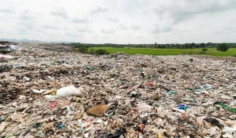 lixo dentro municipal aterro para família desperdício foto