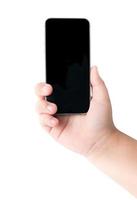 criança mão segurando Móvel inteligente telefone com em branco tela. foto