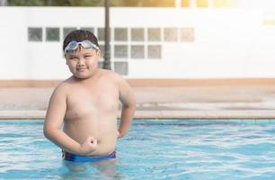 obeso gordo Garoto dentro natação piscina, conceito saudável e exercício foto