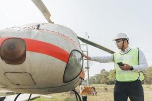 mecânica fixação uma helicóptero foto