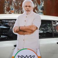 nova delhi, índia - 16 de janeiro de 2023 - primeiro-ministro narendra modi cortado durante bjp road show, a estátua de pm modi enquanto participava de um grande comício eleitoral na capital foto