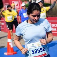 nova delhi, índia - 16 de outubro de 2022 - vedanta delhi meia maratona após covid em que os participantes da maratona prestes a cruzar a linha de chegada, meia maratona de delhi 2022 foto