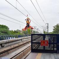 nova delhi índia - 21 de junho de 2022 - trem do metrô de delhi chegando à estação de metrô jhandewalan em nova delhi, índia, ásia, metrô público partindo da estação jhandewalan foto