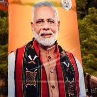 nova delhi, índia - 16 de janeiro de 2023 - primeiro-ministro narendra modi cortado durante bjp road show, a estátua de pm modi enquanto participava de um grande comício eleitoral na capital foto